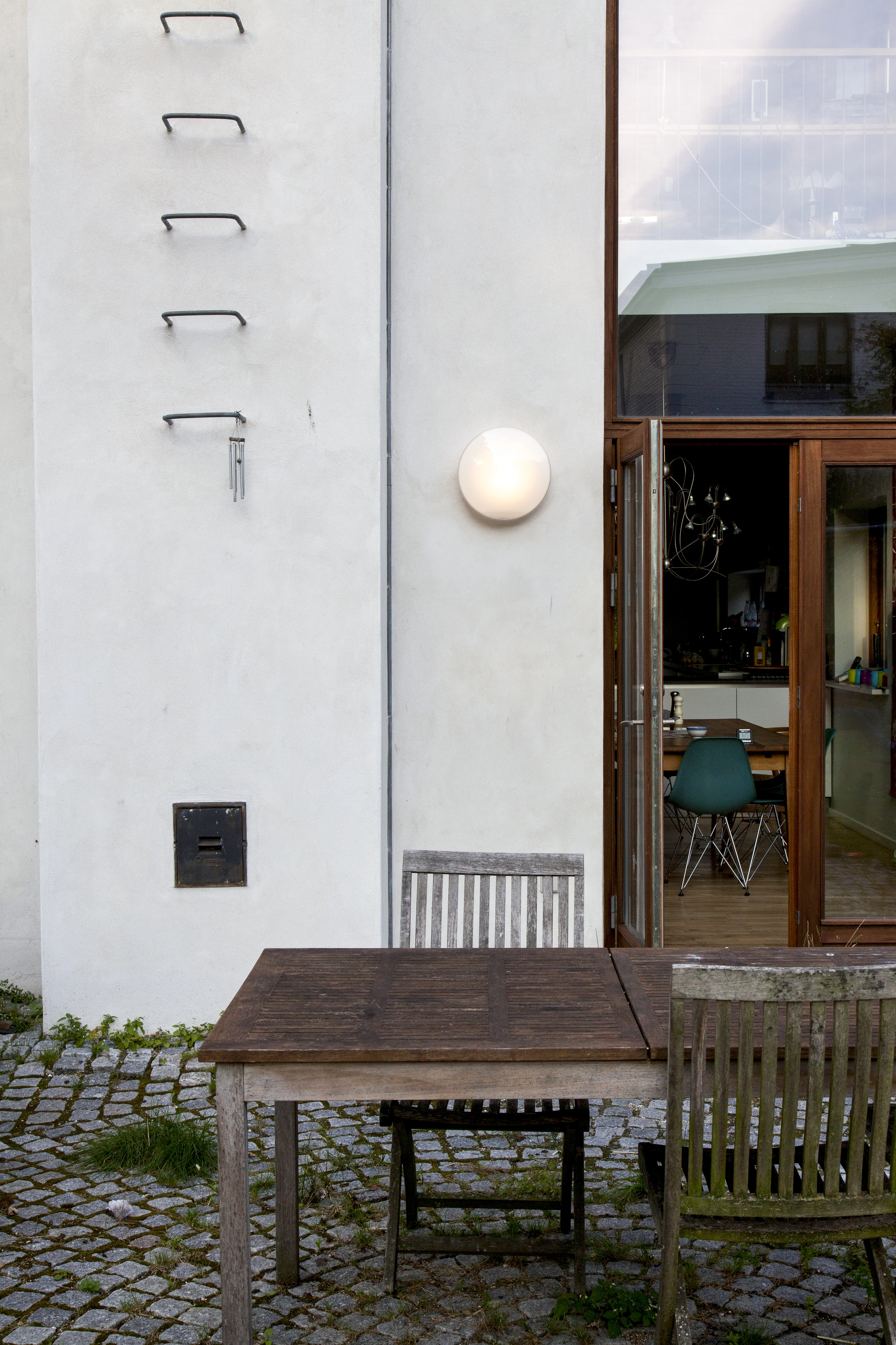 AJ Eklipta Outdoor Wall Lamp | Louis Poulsen