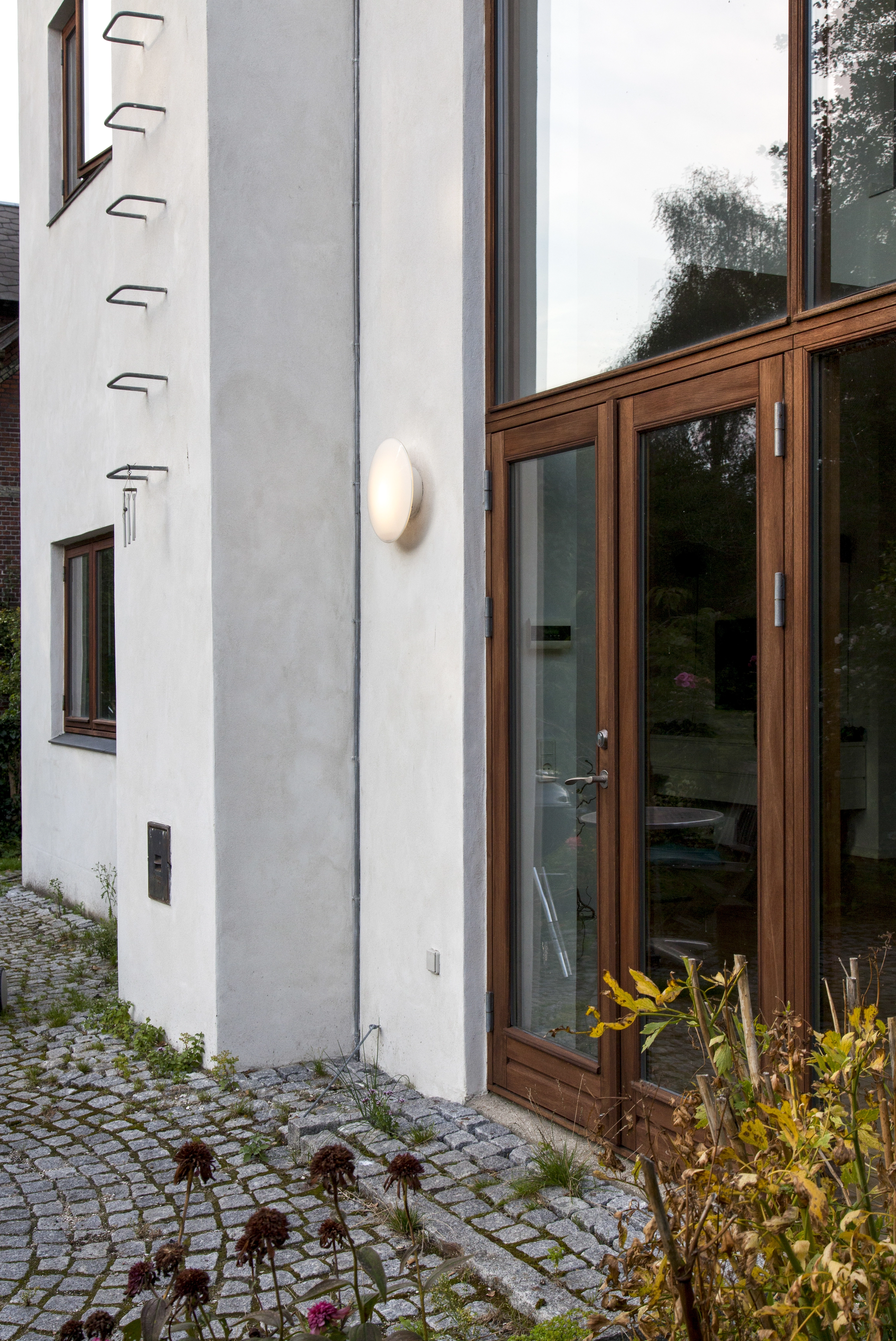 AJ Eklipta Outdoor Wall Lamp | Louis Poulsen