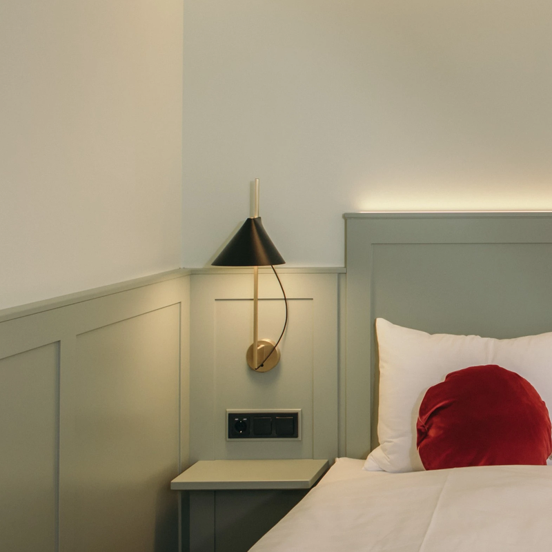 Yuh Wall Lamp