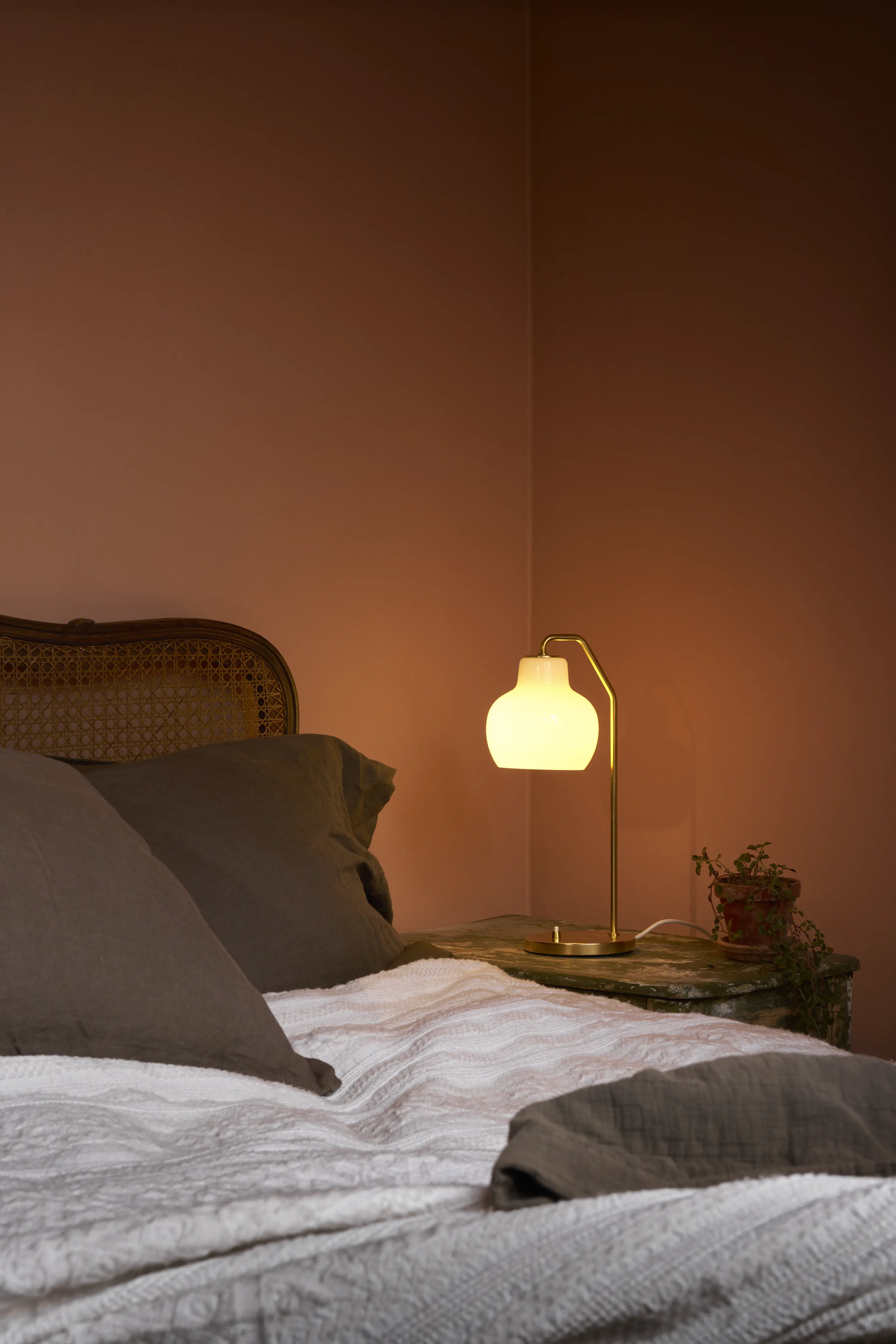 VL Ring Crown Table Lamp